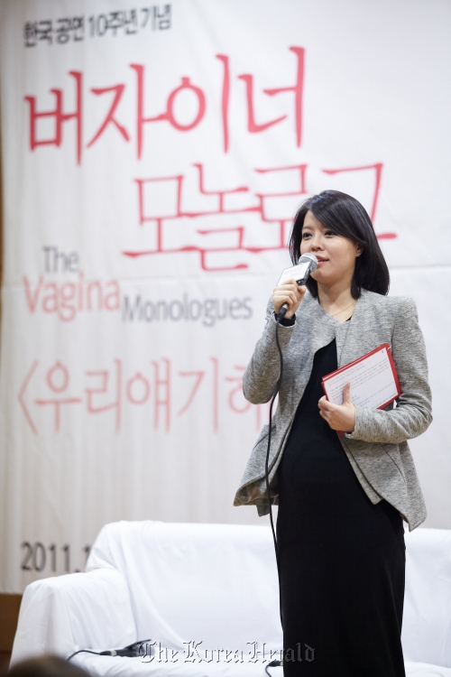 Actress Kim Yeo-jin speaks during a talk show celebrating the 10th year anniversary of the Korean adaptation of feminist play “The Vagina Monologues,” at Chungmu Art Hall, Seoul, Monday. (Musical Rang)