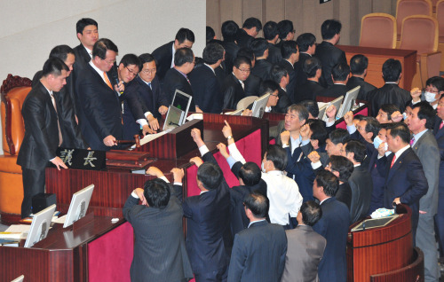 Opposition lawmakers protest as Vice Speaker Chung Ui-hwa declares approval of the Korea-U.S. free trade agreement at the National Assembly on Tuesday. (Park Hyun-koo/The Korea Herald)