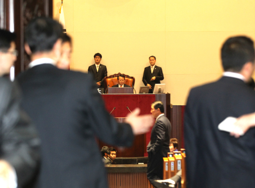 Grand National Party lawmakers occupy the main hall of the National Assembly on Tuesday to force a vote on the ratification of the free trade agreement with the U.S. Vice Speaker Chung Ui-hwa takes the speaker’s seat. (Yonhap News)