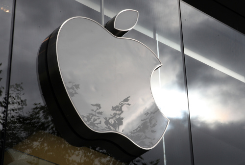 The light of the Apple Inc. logo is turned off outside the company`s store in Frankfurt, Germany, on Thursday, Oct. 6, 2011. (Bloomberg)