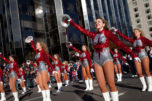 Cheerleaders from the Homewood High School Patriot Band, in Alabama, march and cheer during Macy's Thanksgiving Day Parade, Thursday, Nov. 24, 2011, in New York. (AP-Yonhap News)