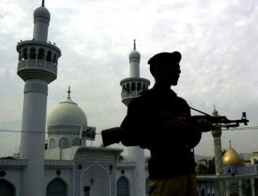 A policeman pictured in front of a mosque in Karachi, February 2005. (AFP-Yonhap News)