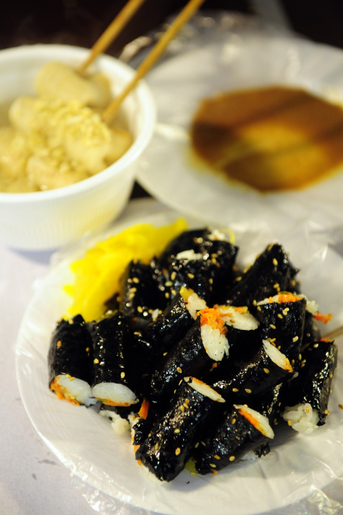 Mo-nyeo Mayak Kimbap serves up their popular sesame-seed sprinkled rolls — filled with rice, carrots, pickled daikon radish and leeks — with a slightly spicy mustard-soy dipping sauce. (Park Hae-mook/The Korea Herald)