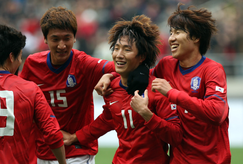 Korea midfielder Cho Young-cheol (center) celebrates his goal with teammates on Sunday. (Yonhap News)