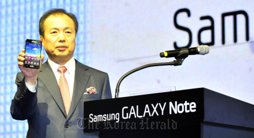 Shin Jong-kyun, head of mobile communications business at Samsung Electronics, holds up the company’s new 5.3-inch Galaxy Note at its office in Seoul on Monday. (Kim Myung-sub/The Korea Herald)