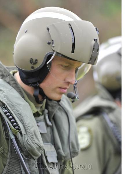 Britain’s Prince William heads toward a Sea King helicopter for a training exercise, in Dalvay-by-the-Sea, Prince Edward Island, Canada. (AP-Yonhap News)