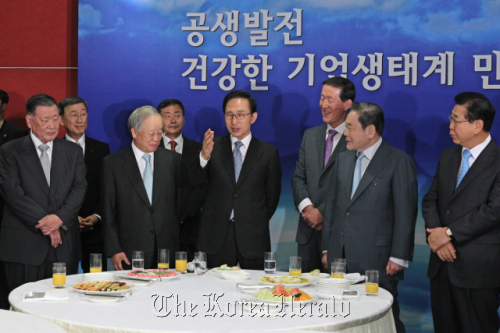 President Lee Myung-bak speaks with the chiefs of the nation’s 30 largest conglomerates at the Korean Chamber of Commerce and Industries on Aug. 30. (Cheong Wa Dae)