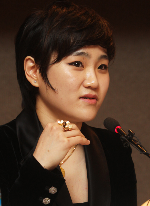Cellist and conductor Chang Han-na speaks to the press in Seoul, Monday, ahead of her Dec. 8 solo recital. (Yonhap News)