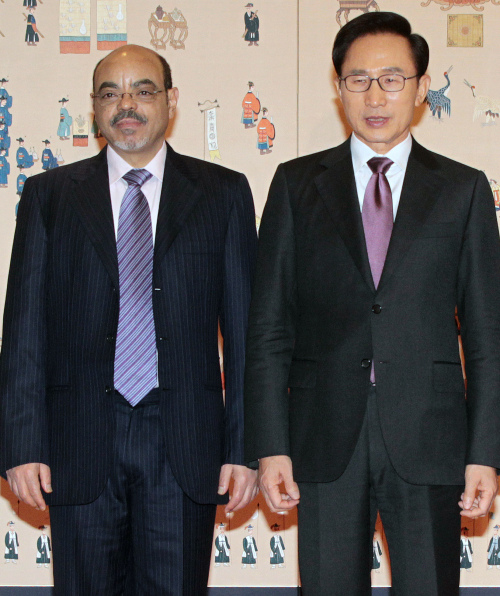 President Lee Myung-bak and his Ethiopian counterpart Meles Zenawi pose prior to their talks at Cheong Wa Dae in Seoul on Monday. (Yonhap News)