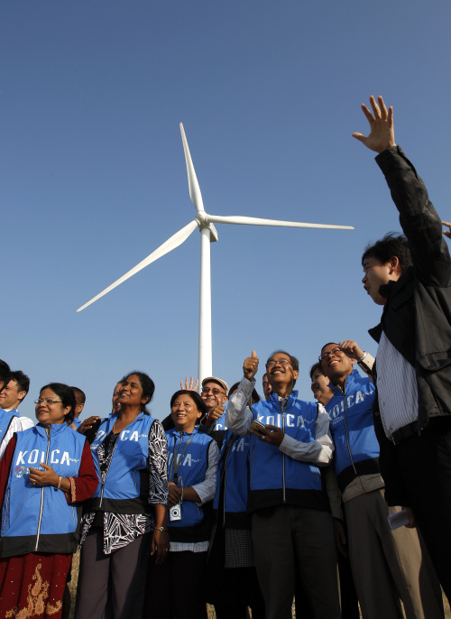 Officials from developing countries in Asia visit a wind power plant at Sihwa Lake in Korea, as part of East Asia Climate Partnership.
