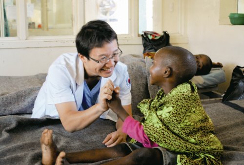 Volunteer doctor Lee Jae-heon tends to a child patient in Arusha, Tanzania.