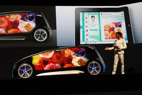 A staff shows the functions of Toyota’s latest concept vehicle “Fun-Vii” in Tokyo on Monday. (Xinhua-Yonhap News)