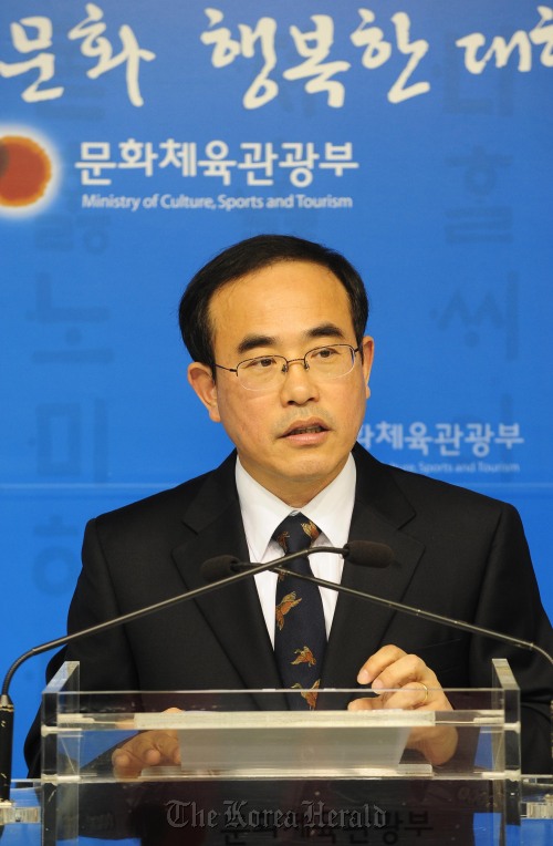 Director of the Korean Culture and Information Service Seo Kang-soo speaks to reporters at a press conference at the Culture Ministry on Tuesday. (The Korea Herald/Park Hae-mook)
