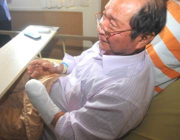 Retired Taiwanese businessman Hu Chi-yang speaks to reporters at a hospital in Taoyuan, Taiwan on Nov. 10. A Taiwanese man who said his hand had to be amputated after a savage robbery in China was questioned on Nov. 28 by the island`s police amid allegations the injuries were self-inflicted. Taiwan police said that 59-year-old Hu Chi-yang`s insurance company had requested an investigation into the case, and cited Chinese police as saying he had taken out a million-dollar policy on himself prior to the accident. (AFP-Yonhap News)