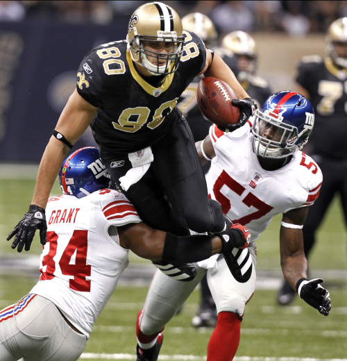 New Orleans Saints tight end Jimmy Graham gains a first down in the first quarter. (AP-Yonhap News)