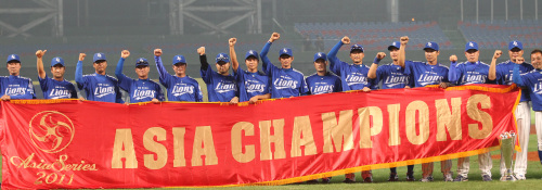 The Samsung Lions pose for photos after winning the Asia Series. (Yonhap News)