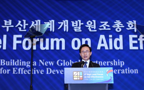 President Lee Myung-bak gives a speech at the Fourth High Level Forum on Aid Effectiveness in Busan on Wednesday. (Yonhap News)