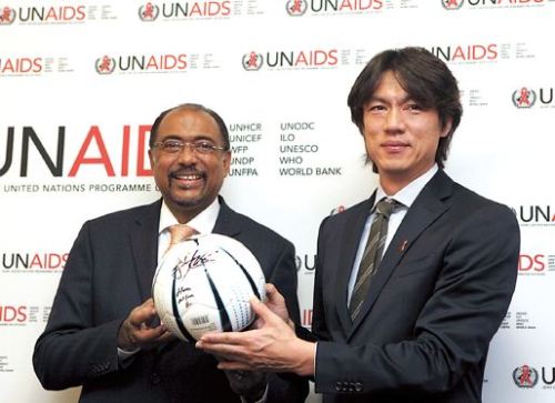 Korean soccer star Hong Myung-bo with UNAIDS Executive Director Michel Sidibé after becoming an ambassador for the organization in Seoul on Monday. (UNAIDS)