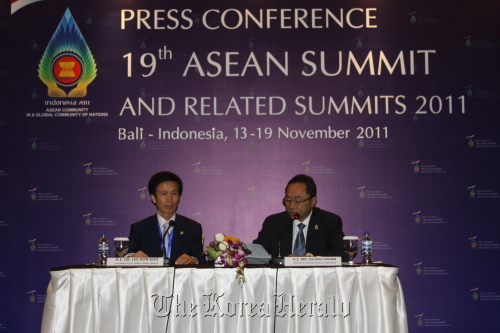 Korea Forest Service Minister Lee Don-koo (left) and Indonesia Forestry Minister Zulkifli Hasan hold a press conference on the establishment of the Asian Forest Cooperation Organization, or AFoCO, during the 19th ASEAN Summit and the 14th Korea-ASEAN Summit in Bali, from Nov. 13-19. (KFS)