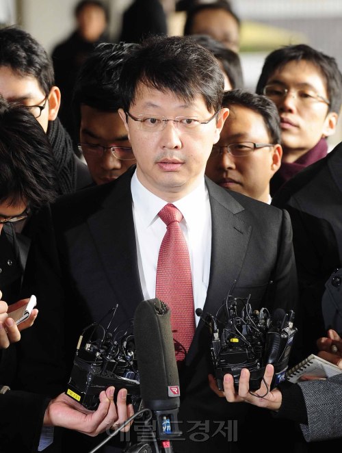 SK Group vice chairman Chey Jae-won walks into a prosecutor’s office in Seoul on Thursday. (Park Hae-mook/The Korea Herald)