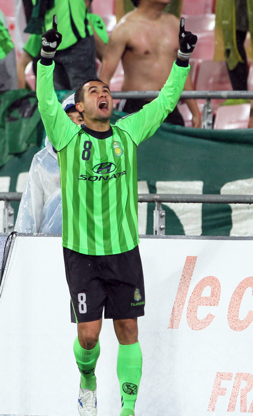 Jeonbuk midfielder Eninho celebrates his goal. (Yonhap News)