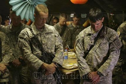 U.S. soldiers offer prayers during a Thanksgiving Day celebration at a forward operating base in Wardak, Afghanistan, on Nov. 22, 2007. (AP)