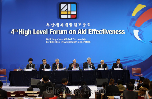 Korea’s Foreign Minister Kim Sung-hwan (third from left) speaks as OECD Secretary-General Angel Gurria (center) and other officials listen during a press conference on the outcome of the Fourth High Level Forum on Aid Effectiveness in Busan, Thursday. From left are director-general of development and cooperation bureau at the Foreign Ministry Park En-na, Korean Ambassador to the OECD Hur Kyung-wook, Kim, Gurria, chair of the OECD DAC Brian Atwook, OECD chair of the Working Group on Aid Effectiveness Talaat Abdel-Malek and Minister of Finance for the Cook Islands Mark Brown. (Yonhap News)