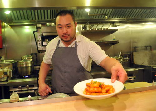 Chef David Chang prepares roasted rice cakes at Momofuku Noodle Bar in New York on Nov. 10.(AP-Yonhap News)