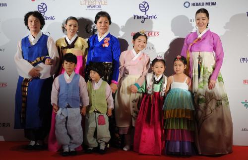 TV actors and actresses dressed in hanbok, designed by famous hanbok designer Park Sul-nyeo, pose for photo at Donga TV Korea Lifestyle Awards held in Seoul Monday. (Lee Sang-sub/The Korea Herald)