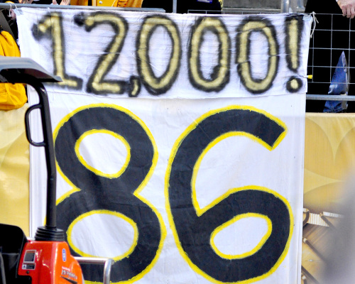 A banner congratulates Steelers receiver Hines Ward on becoming the 19th player to surpass 12,000 career receiving yards on Sunday. (UPI-Yonhap News)