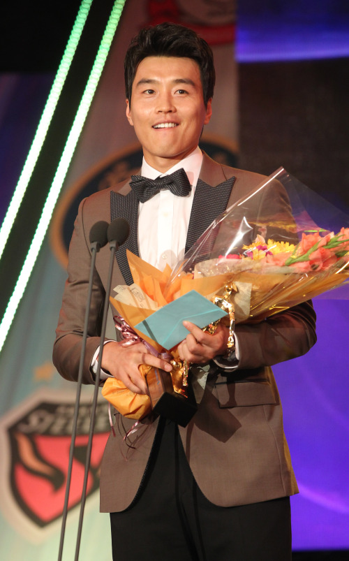 Lee Dong-gook reacts after winning the K-League MVP award during a ceremony in Seoul on Tuesday. (Yonhap News)