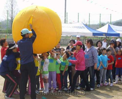 Young defectors from North Korea have fun at sports day at Samjuk Elementary School in May, where they take regular classes while staying at Hanawon, the resettlement center for North Korean defectors, located near the school in Anseong, Gyeonggi Province. (Yonhap News)