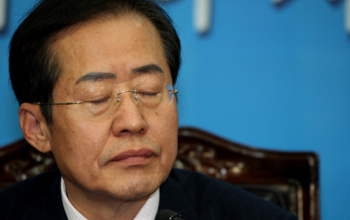 Rep. Hong Joon-pyo, chair of the Grand National Party, pauses during a news conference at the National Assembly on Wednesday. (Yonhap News)