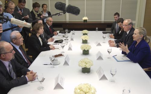 U.S. Secretary of State Hillary Clinton (right front) meets with Syrian dissidents in Switzerland on Tuesday. (AFP-Yonhap News)