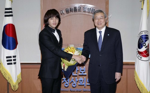 Actor Jang Geun-suk (left) shakes hands with Foreign Minister Kim Sung-hwan in Seoul on Wednesday, after being appointed to PR ambassador for the second Nuclear Security Summit, to be held in Seoul on March 26-27. (Yonhap News)