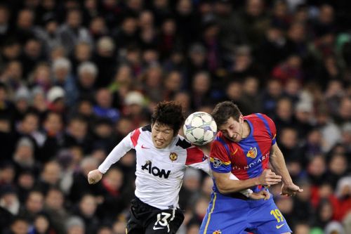 Manchester United’s midfielder Park Ji-sung (left) vies for the ball with FC Basel’s defender David Angel Abraham during their UEFA Champions League group C match in Basel on Wednesday. (AFP-Yonhap News)