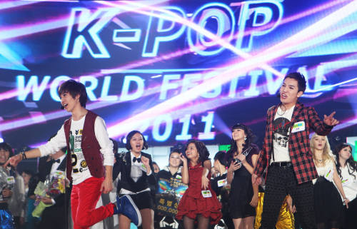 Kazakhstan duo JAM performs an encore after winning the performance section grand prize during the 2011 K-pop World Festival on Wednesday. (Yonhap News)