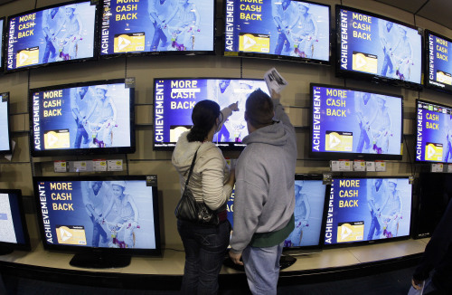 Shoppers look at televisions displayed at a store after a midnight opening, in Brentwood, Tennessee last Friday. (AP-Yonhap News)