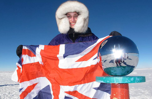 Amelia Hempleman-Adams poses with a Union Jack at the South Pole on Dec. 9 after becoming the youngest person to ski to the Pole. (AFP-Yonhap News)