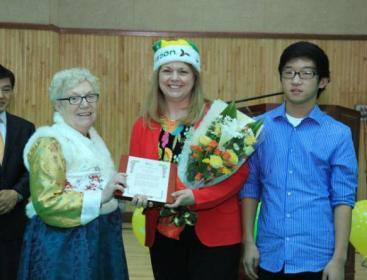 Molly Holt (left), chairwoman of Holt Children’s Services, gives a special thanks to Debbie Dunham with her adopted son Drew (right) for their support of the Holt Ilsan Center in Gyeonggi Province on Thursday at the center’s 50th anniversary. (Holt Ilsan Center)