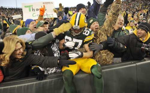 Green Bay Packers wide receiver Jordy Nelson celebrates his touchdown with fans in the second quarter. (UPI-Yonhap News)