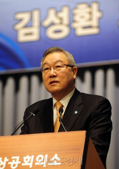 Foreign Minister Kim Sung-hwan speaks at a CEO forum on free trade in East Asia and the situation on the Korean Peninsula in Seoul on Monday. (Park Hae-mook/The Korea Herald)
