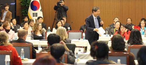 Seoul Mayor Park Won-soon speaks to foreign residents during the Seoul Town Meeting at City Hall on Friday. (Yonhap News)