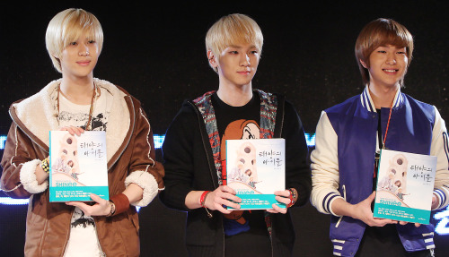 SHINee members (from left) Taemin, Key and Onew pose for a photograph during the press conference for their travel book “SHINee in Barcelona,” Tuesday. (Yonhap News)