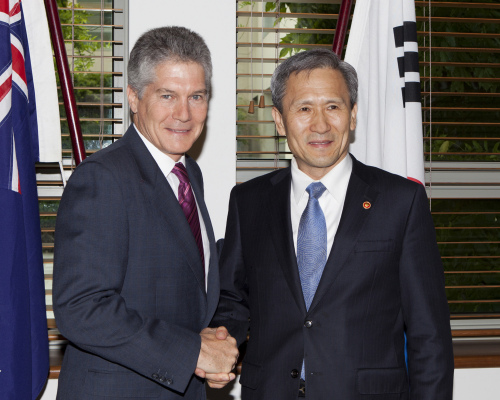 Defense Minister Kim Kwan-jin shakes hands with his Australian counterpart Stephen Smith after signing a memorandum of understanding on bilateral defense cooperation in Canberra on Wednesday. (Yonhap News)