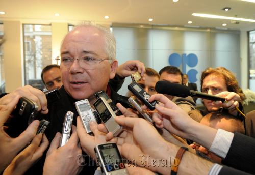 Rafael Ramirez, Venezuelan’s oil minister, speaks to the media as he arrives for the start of the 160th Organization of Petroleum Exporting Countries meeting in Vienna, Austria, on Wednesday. (Bloomberg)