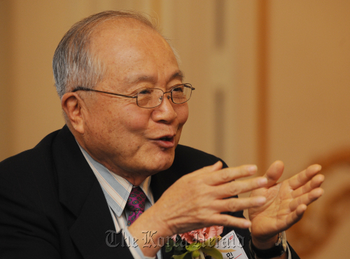 Professor Sohn Ho-min of the University of Hawaii talks to the press ahead of the Korea Foundation Award ceremony on Thursday. (Lee Sang-sub/The Korea Herald)