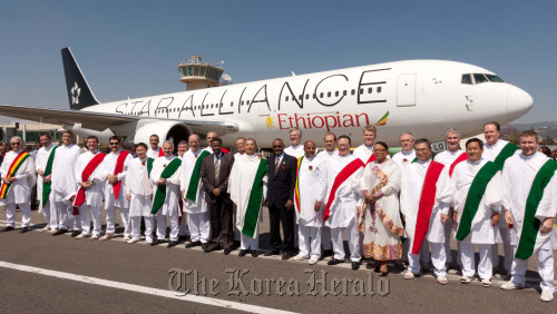 Asiana Airlines chief executive Yoon Young-doo (fifth from right, front row) and Ethiopian Airlines chief operating officer Tewolde Mariam (sixth from right, front row) pose with officials at a ceremony for the African carrier’s membership in Star Alliance on Wednesday in Addis Ababa, Ethiopia’s capital. (Asiana Airlines)