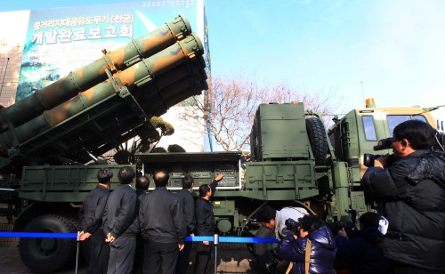 Officials demonstrate how to load newly developed interceptor missiles onto missile launching pads at the Agency for Defense Development in Daejon, Thursday. (Yonhap News)