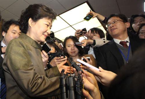 Rep. Park Geun-hye is surrounded by journalists as she enters the National Assembly building on Thursday. (Yonhap News)